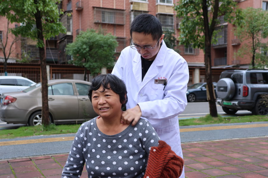 安居区金秋“健康礼包”进社区 关怀送到老人心坎上