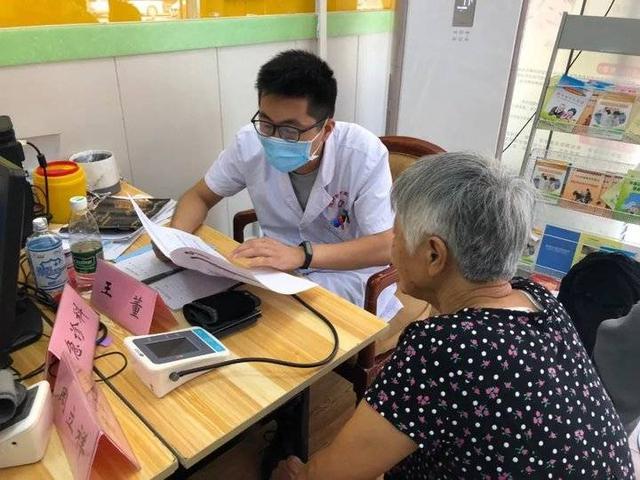 德州市中医院开展老年健康宣传周义诊活动 为长者送上贴心健康咨询服务
